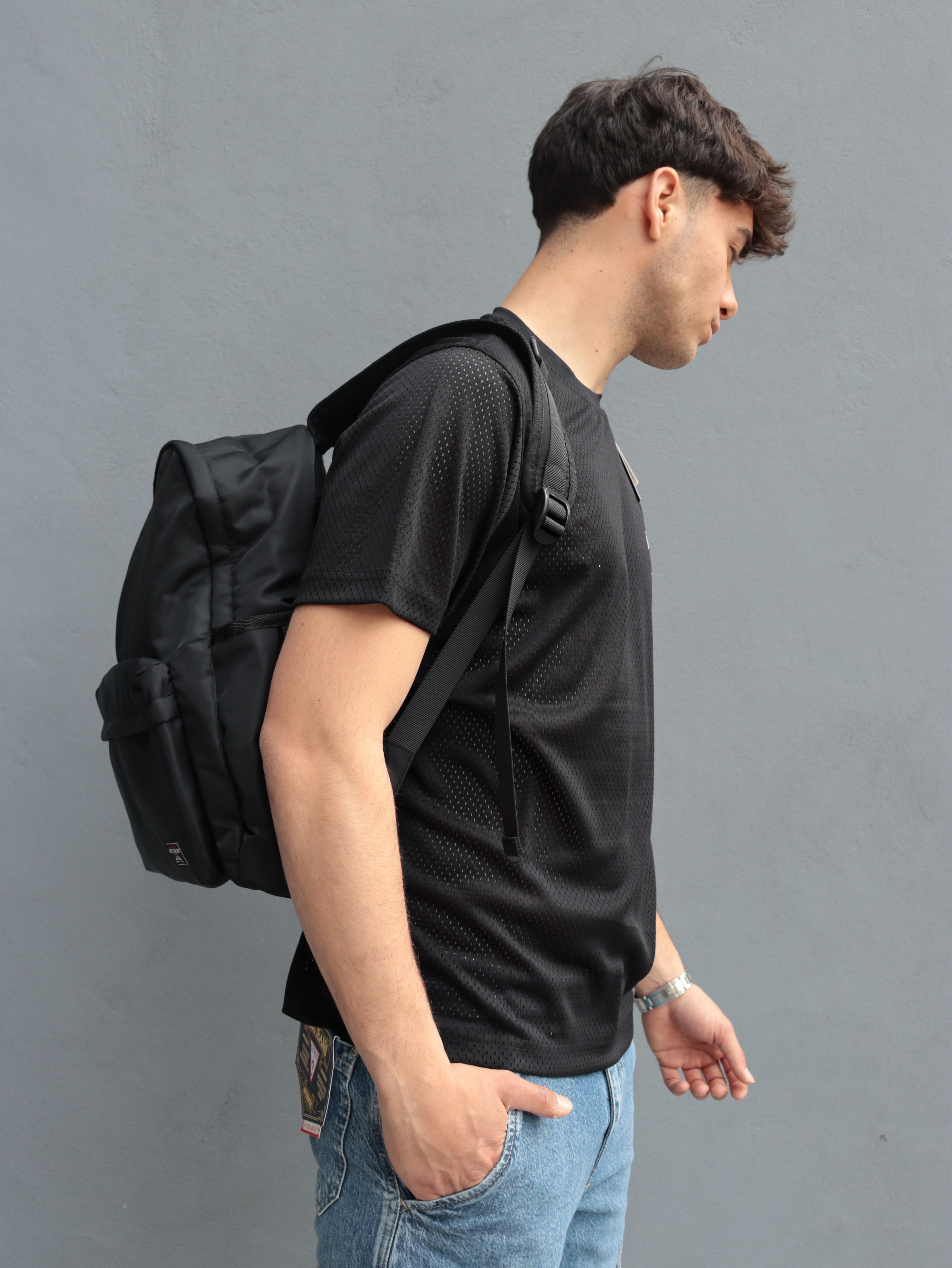 Zaino Guess Jeans Nero Uomo – Design Minimal e Comfort Quotidiano