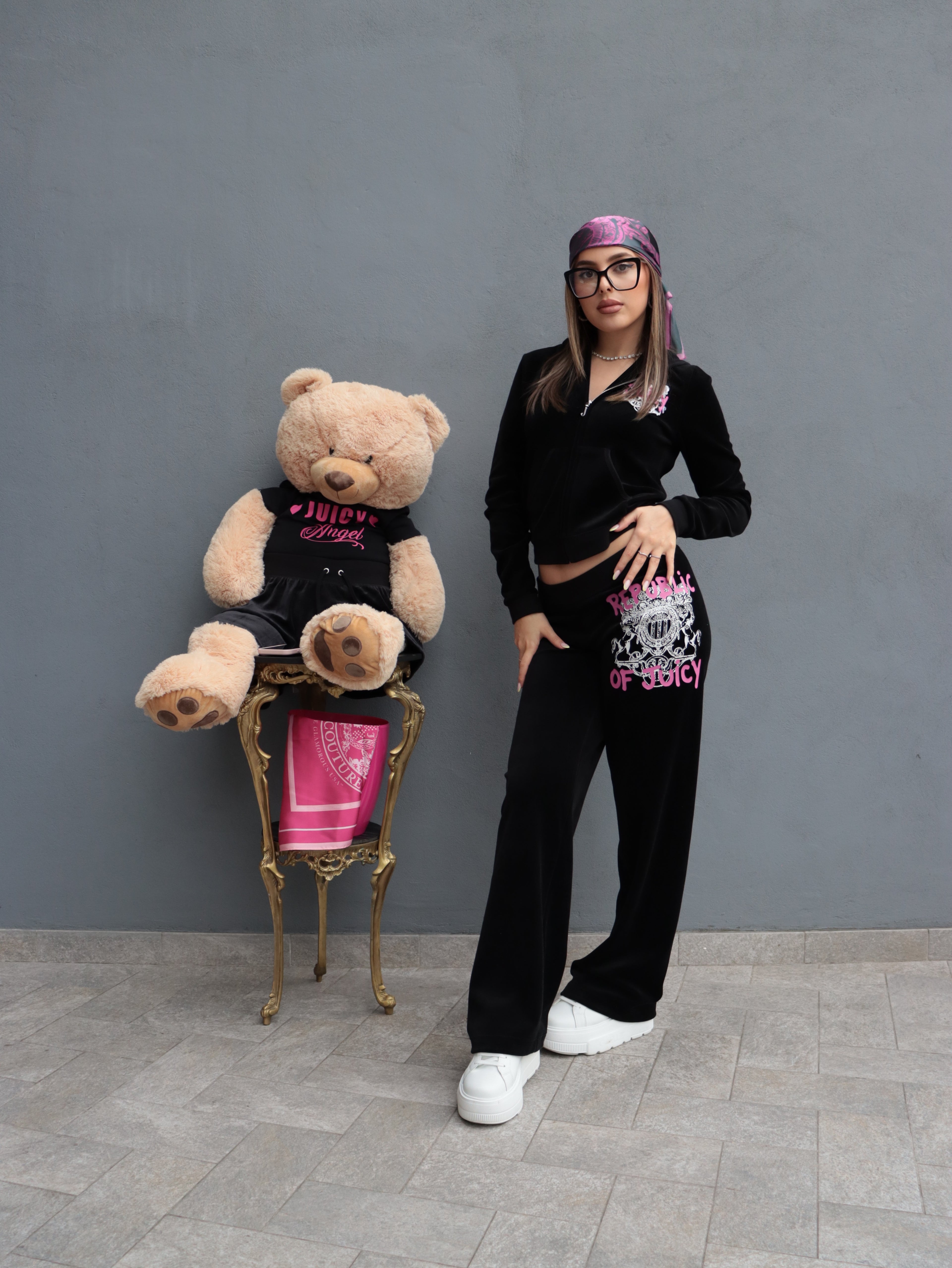 Tuta Juicy Couture Donna in Velluto Nero con Logo Rosa – Completo Sporty Chic