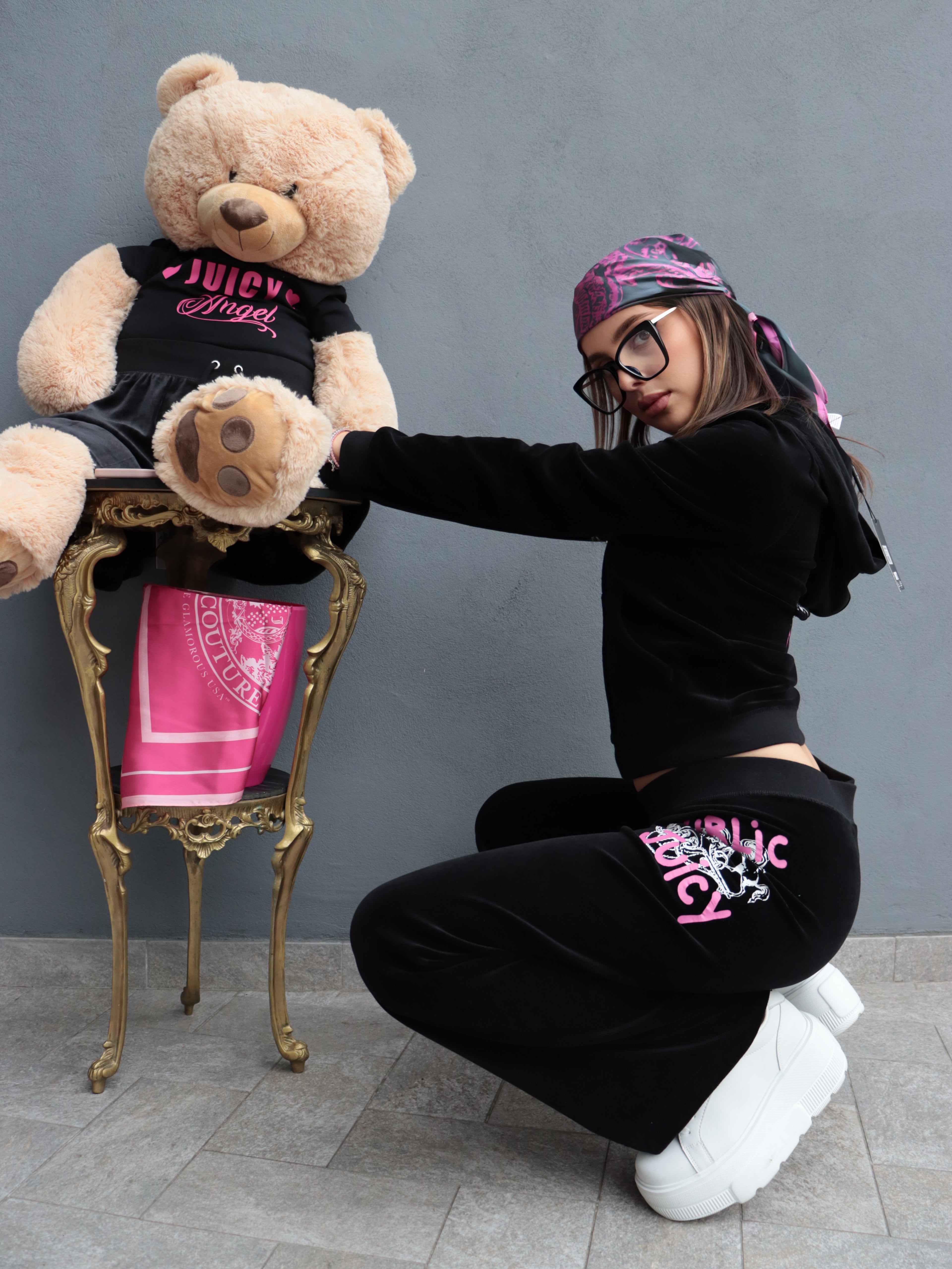 Tuta Juicy Couture Donna in Velluto Nero con Logo Rosa – Completo Sporty Chic