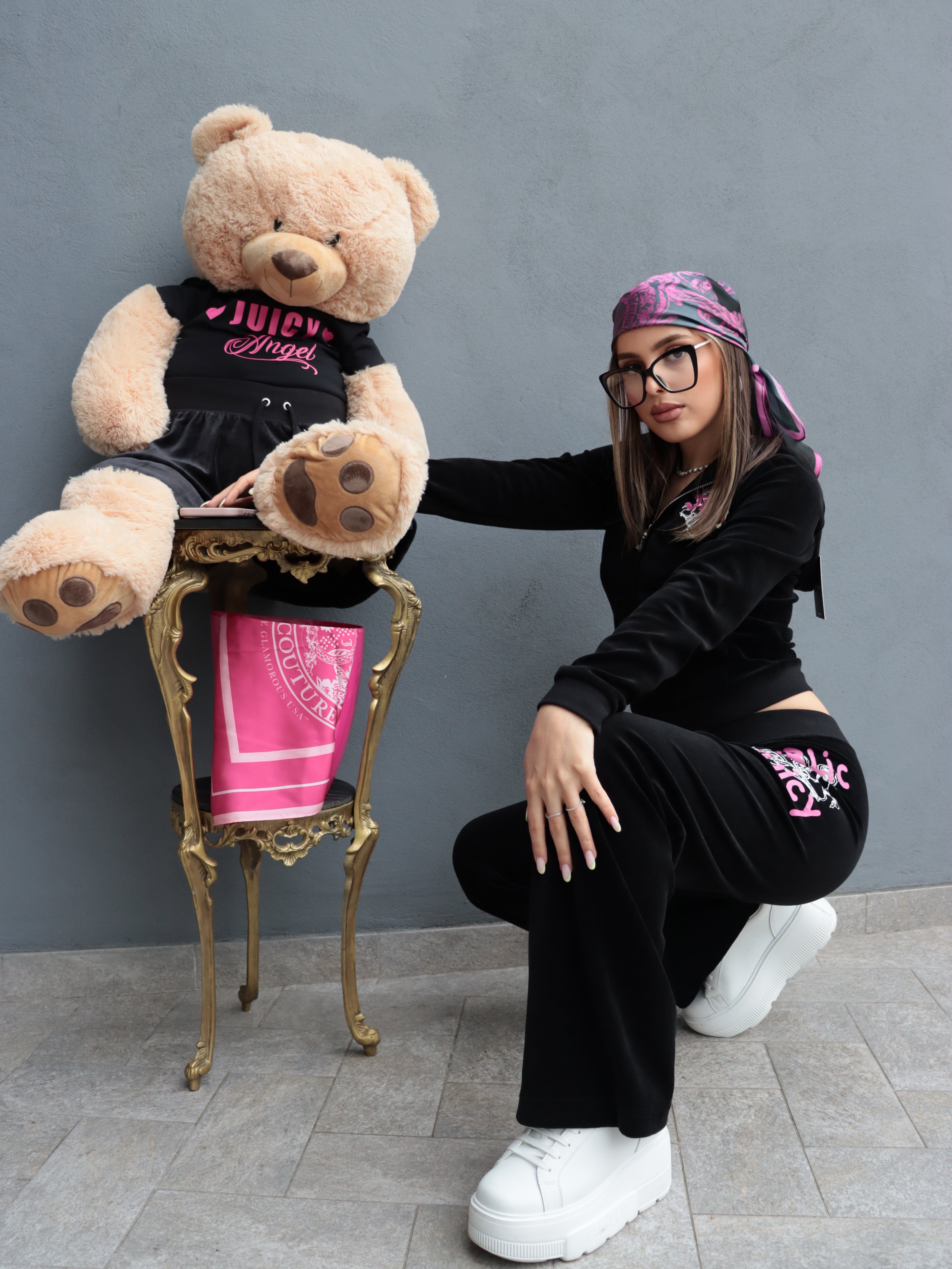 Tuta Juicy Couture Donna in Velluto Nero con Logo Rosa – Completo Sporty Chic