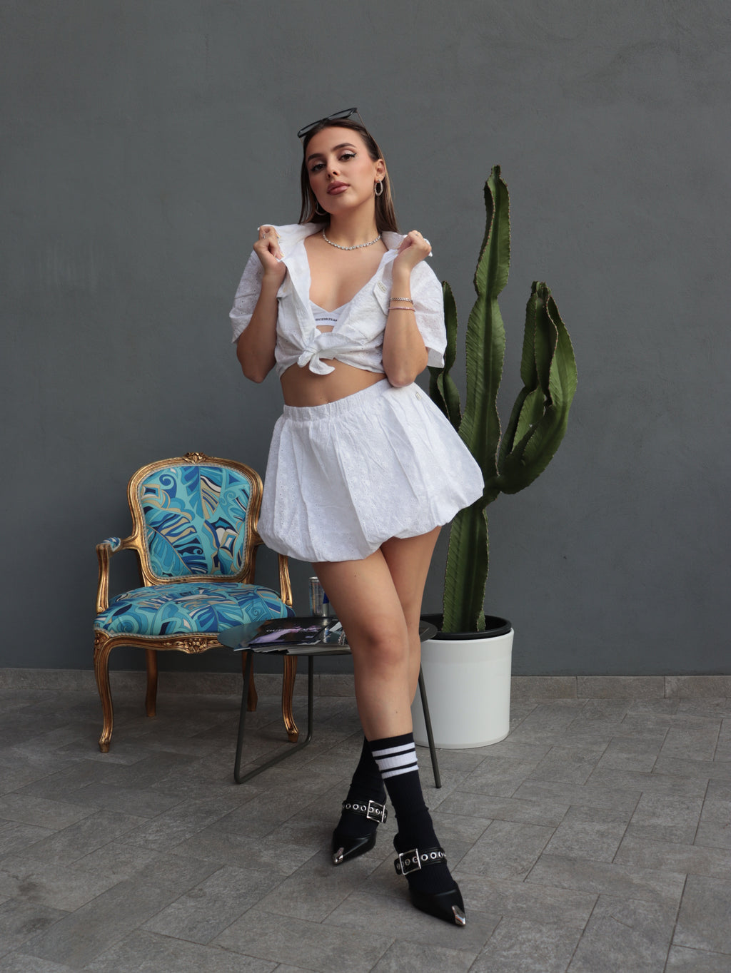 Completo Donna Guess Jeans Bianco – Camicia Crop e Gonna Balloon in Sangallo