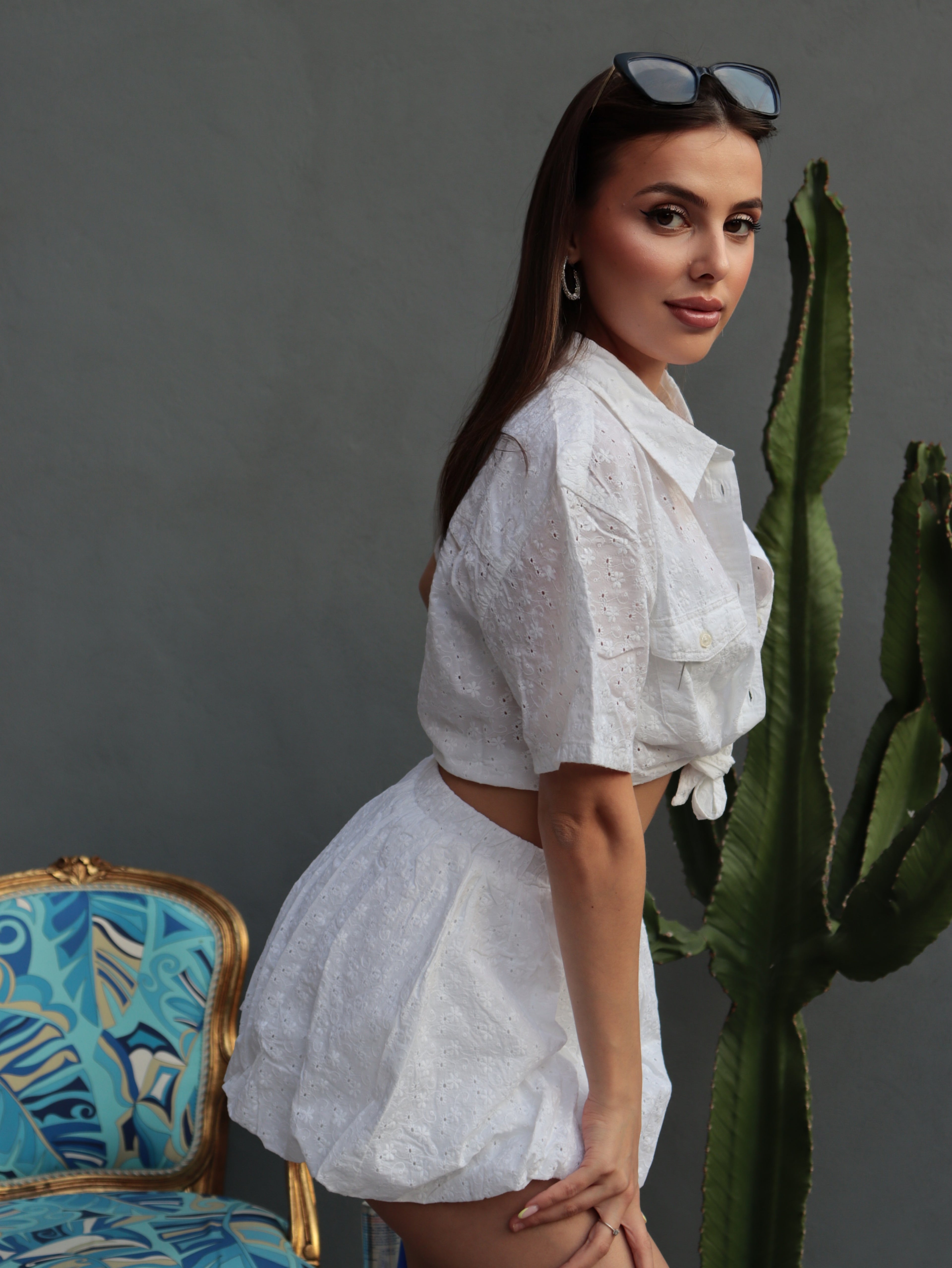 Completo Donna Guess Jeans Bianco – Camicia Crop e Gonna Balloon in Sangallo