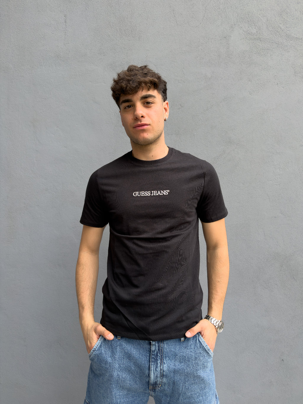 T-shirt GUESS Jeans Uomo Nera con Logo Frontale – Stile Casual Moderno