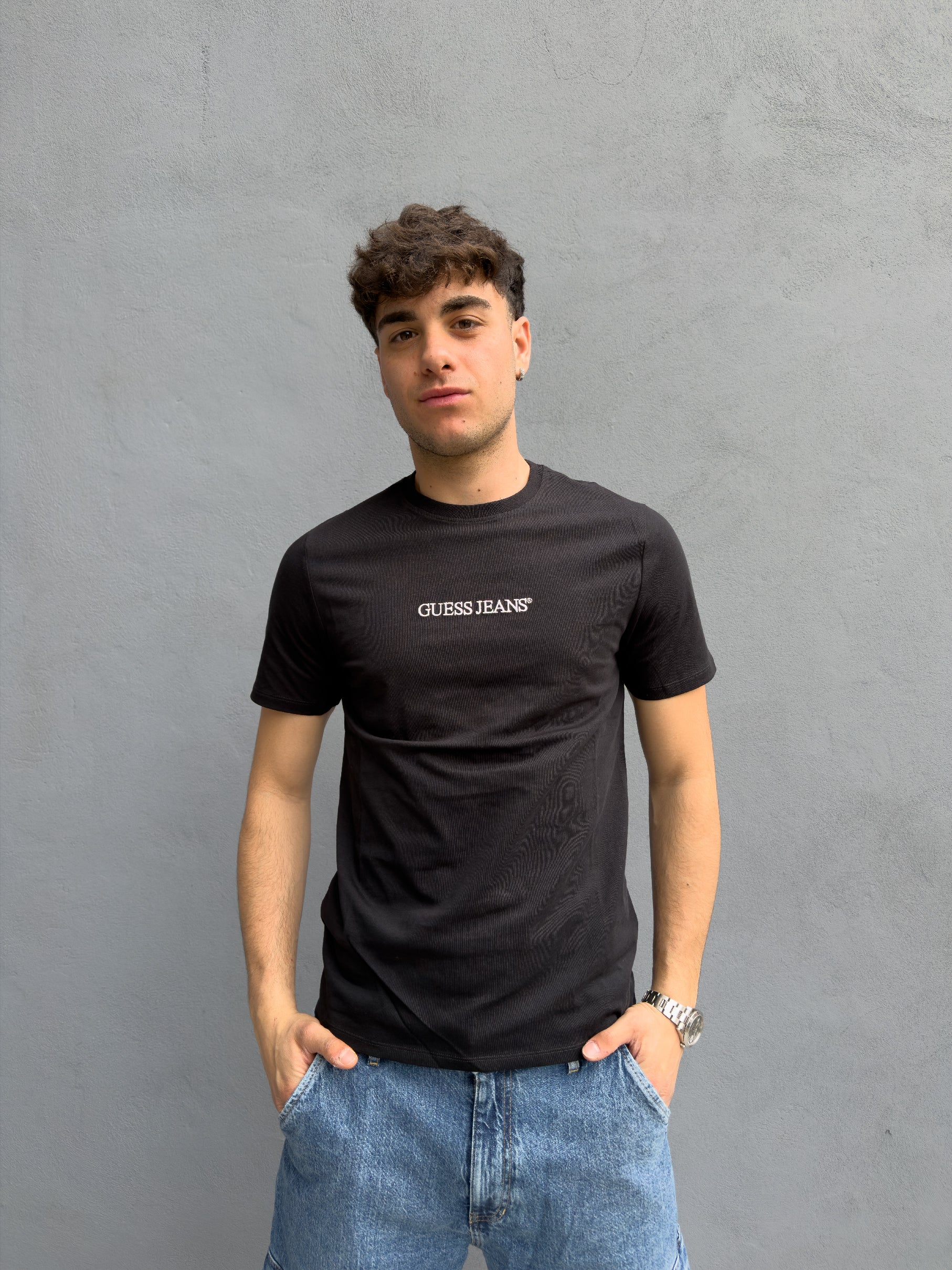 T-shirt GUESS Jeans Uomo Nera con Logo Frontale – Stile Casual Moderno