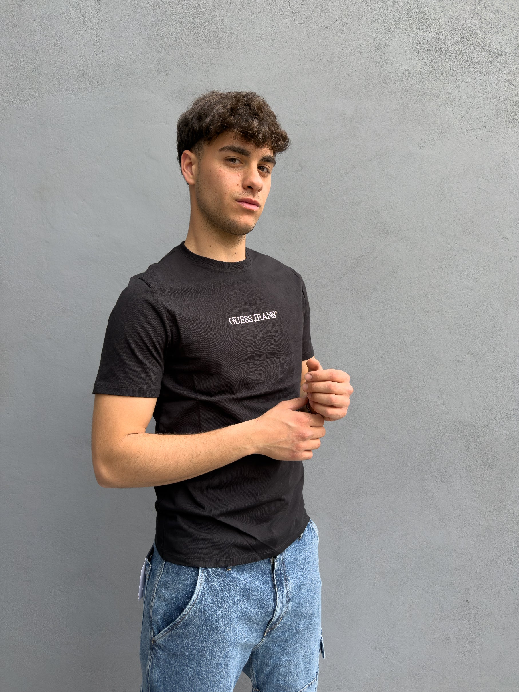 T-shirt GUESS Jeans Uomo Nera con Logo Frontale – Stile Casual Moderno