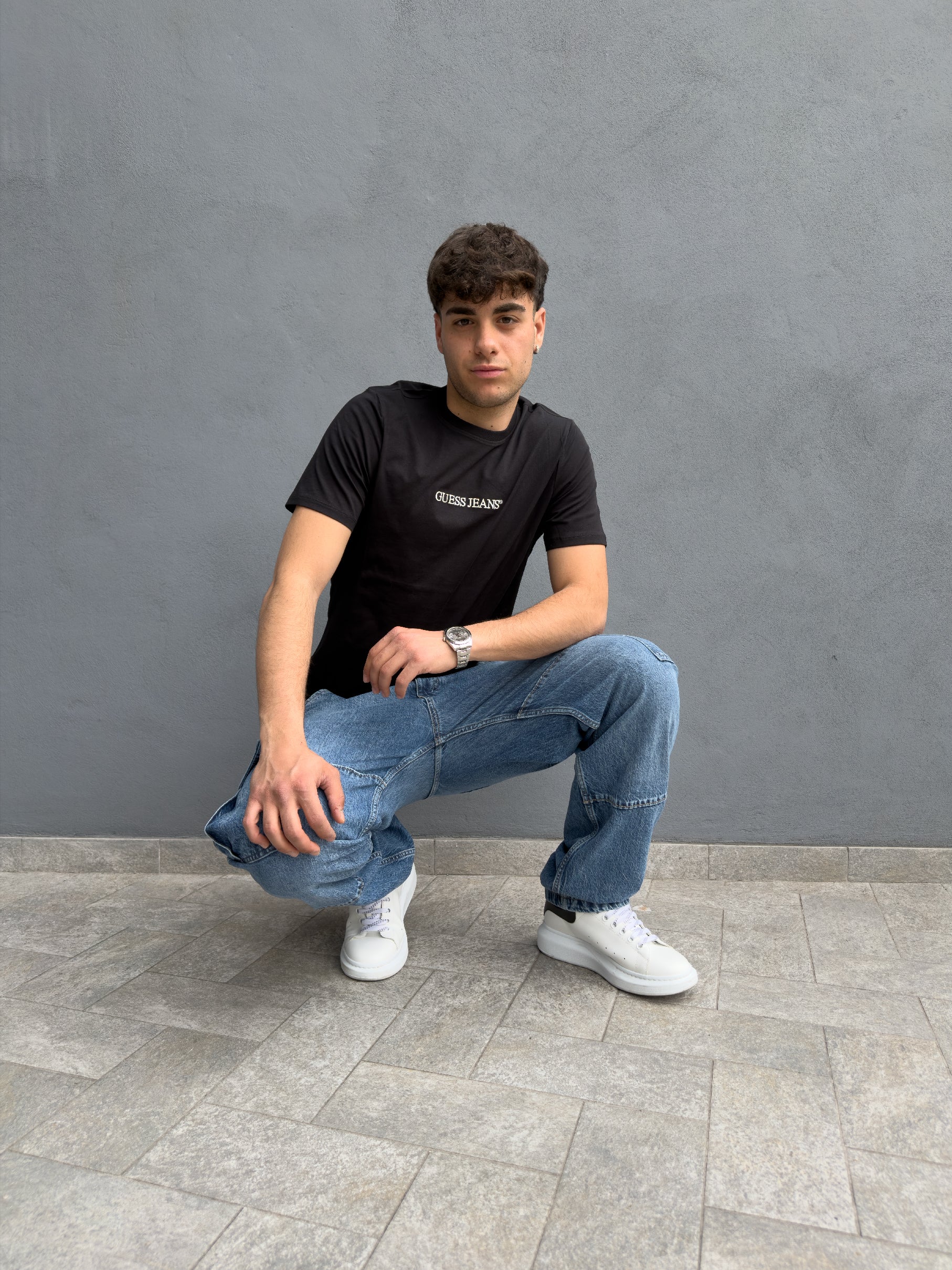 T-shirt GUESS Jeans Uomo Nera con Logo Frontale – Stile Casual Moderno