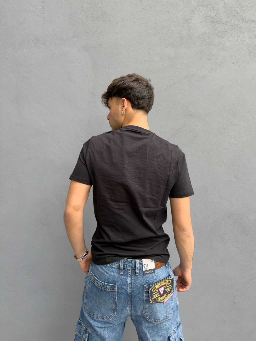 T-shirt GUESS Jeans Uomo Nera con Logo Frontale – Stile Casual Moderno