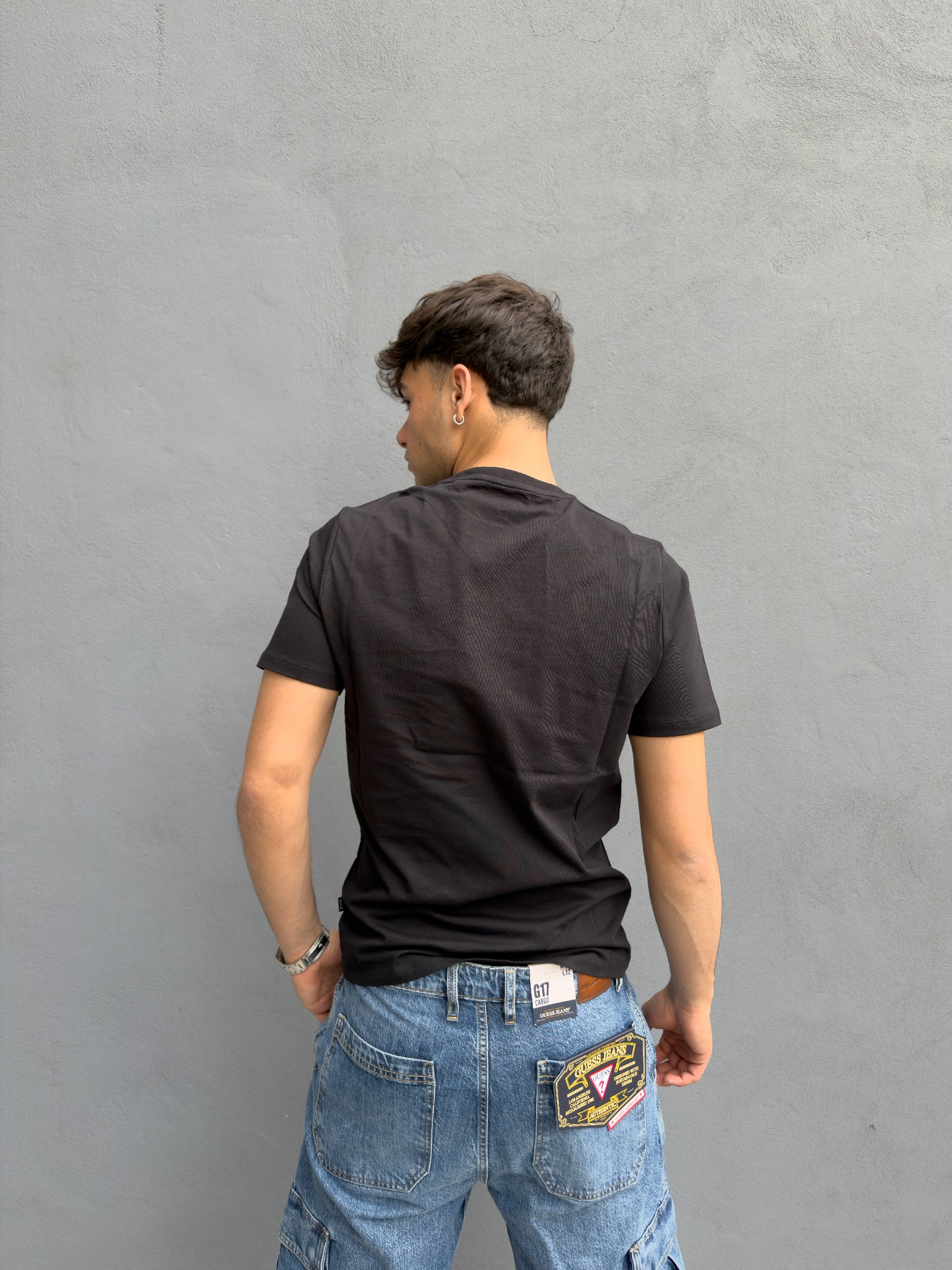 T-shirt GUESS Jeans Uomo Nera con Logo Frontale – Stile Casual Moderno