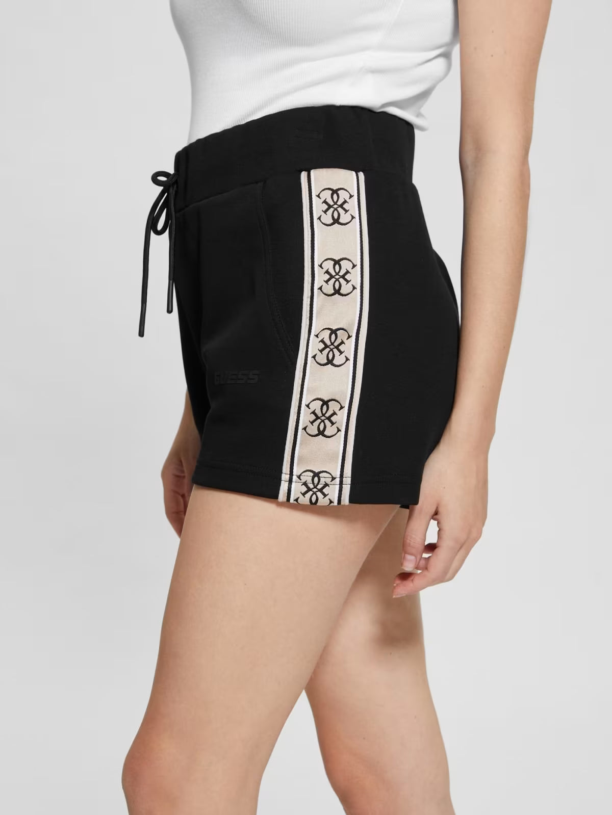 Pantaloncino Guess donna nero con bande logo – comfort e stile sportivo