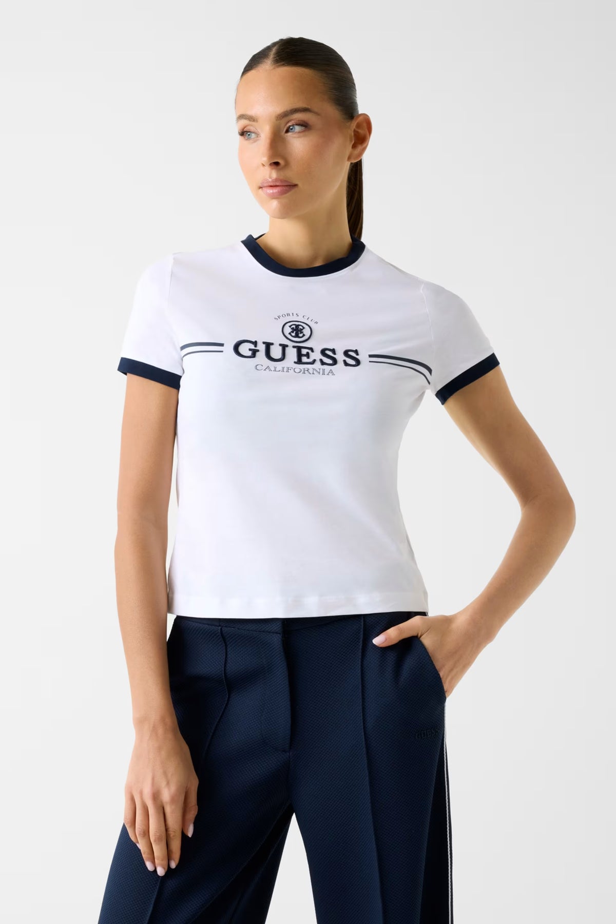 T-shirt donna Guess con logo – essenziale, femminile e versatile