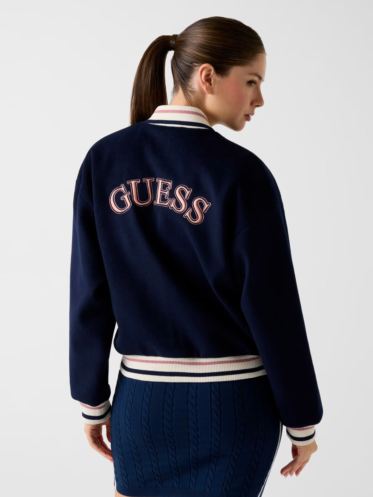 Giubbotto Guess da donna in poliestere – stile moderno e comfort urbano