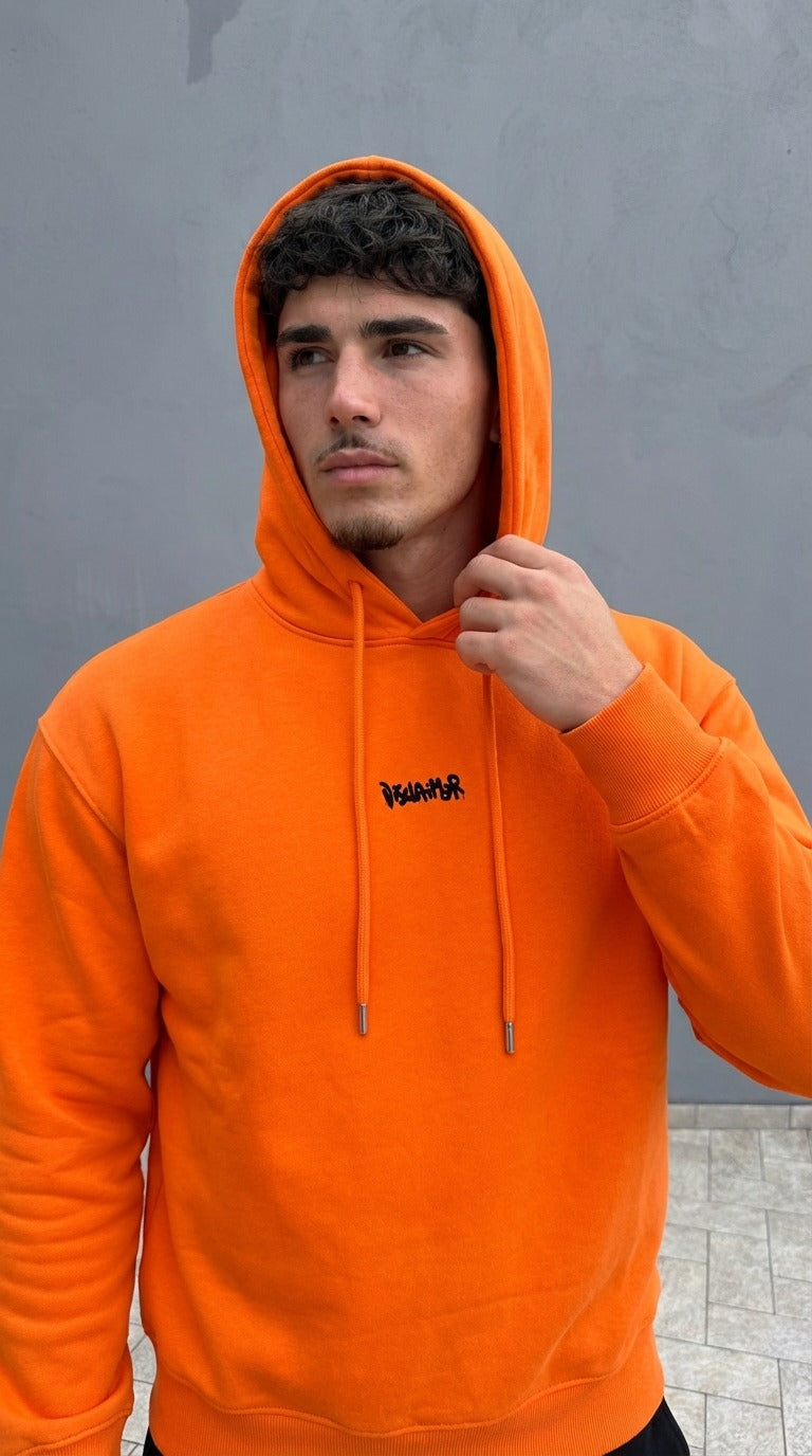 Felpa Uomo Disclaimer Arancione con Cappuccio – Maxi Logo Back, Stile Streetwear Urban — 2/3