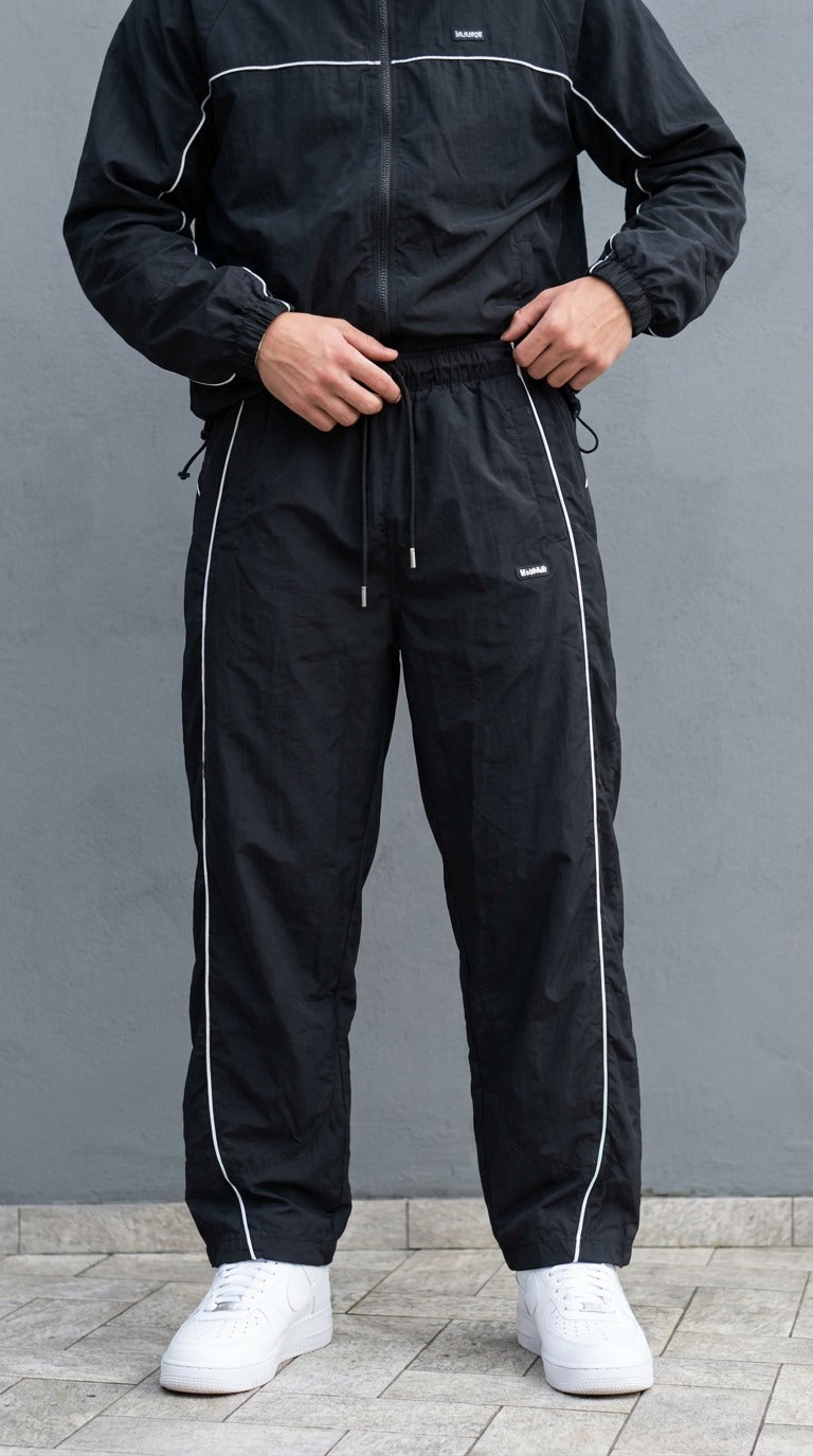 Pantaloni Disclaimer Uomo Neri – Track Pants Sportivi con Bande a Contrasto — 1/3