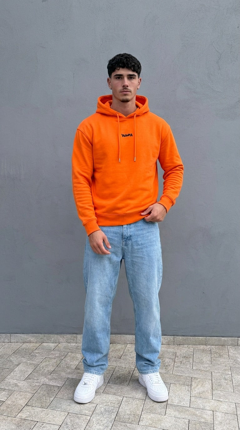 Felpa Uomo Disclaimer Arancione con Cappuccio – Maxi Logo Back, Stile Streetwear Urban — 1/3