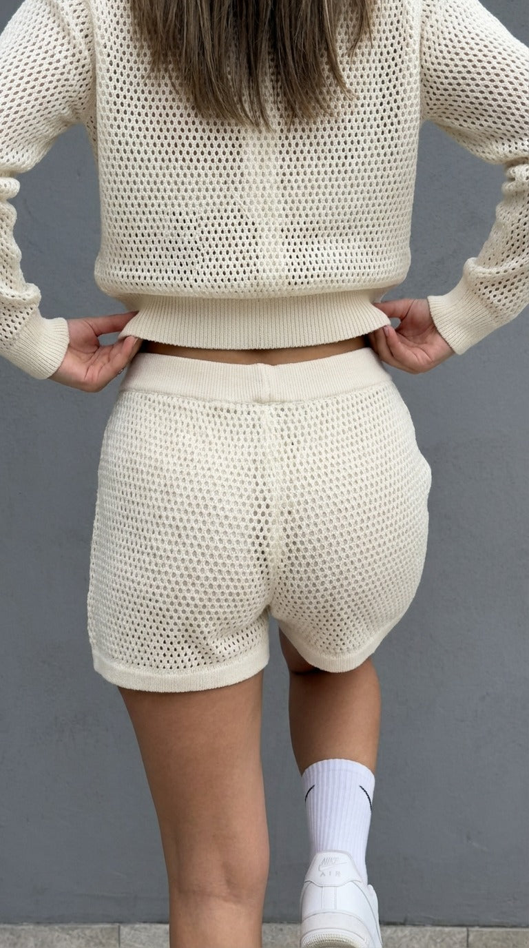 Completo 3 Pezzi Donna in Maglia Traforata Bianco/Panna – Top, Shorts e Felpa Zip — 7/8
